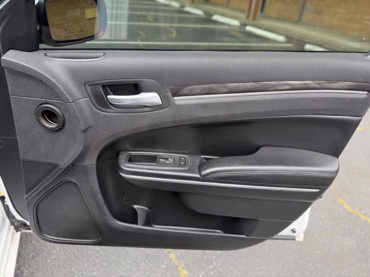 2017 Chrysler 300 Limited Image 13