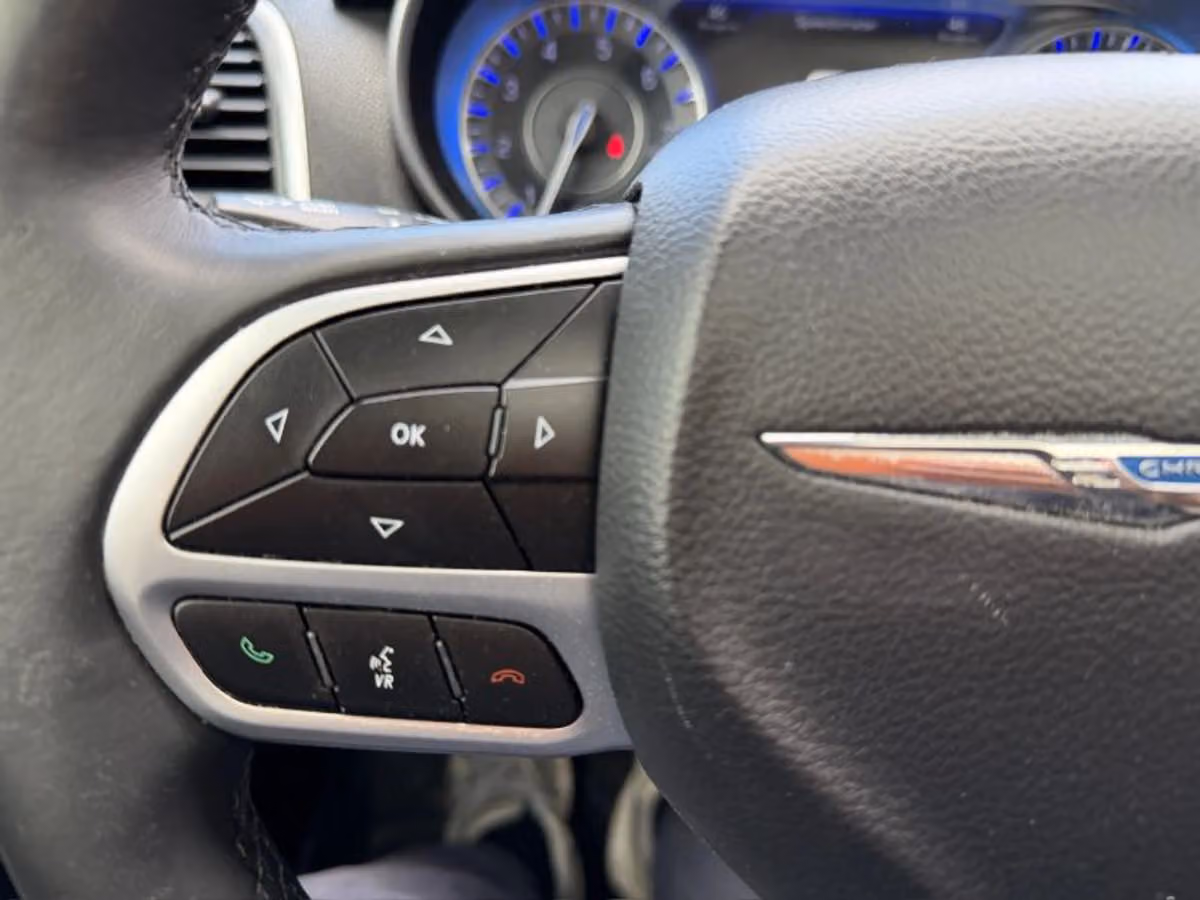 2017 Chrysler 300 Limited Image 36