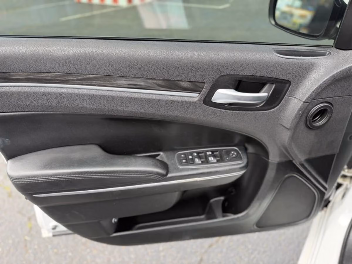 2017 Chrysler 300 Limited Image 26