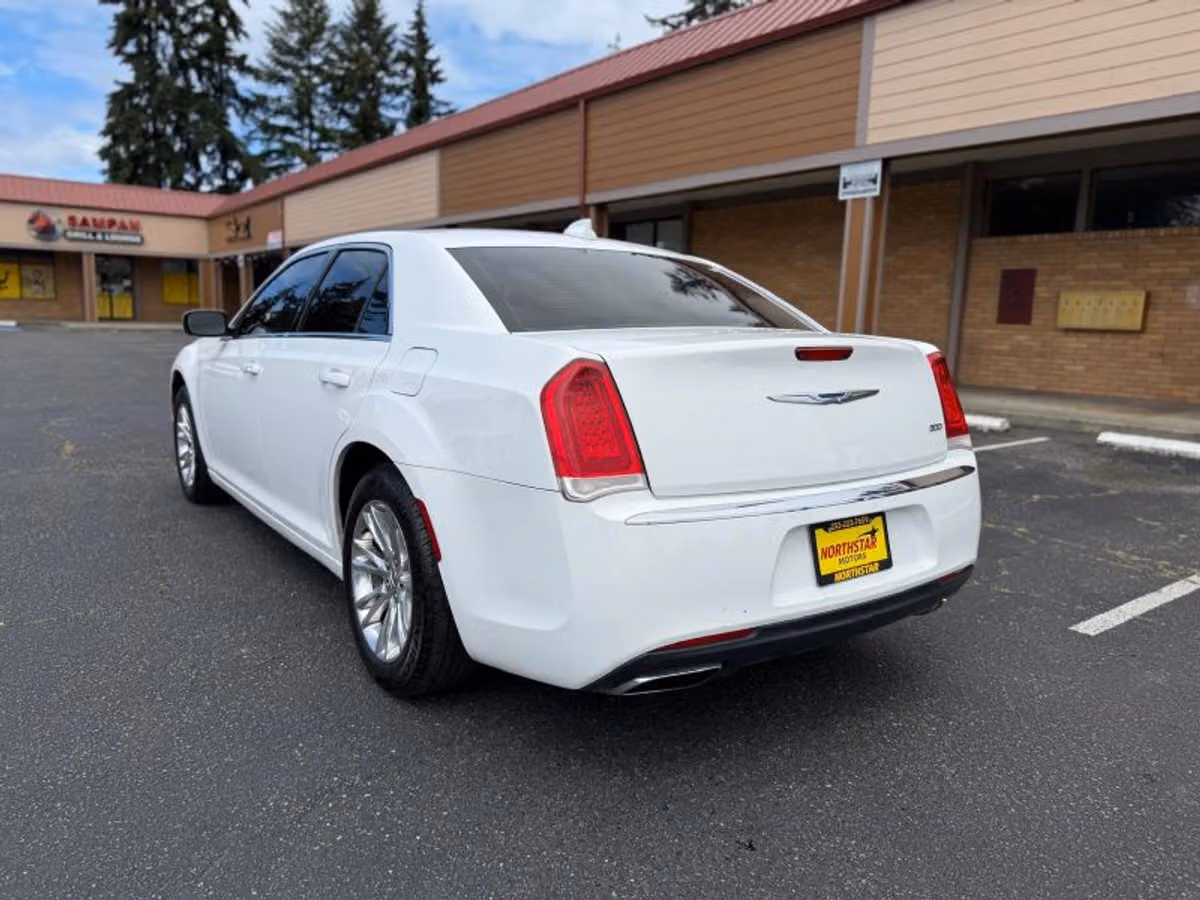 2017 Chrysler 300 Limited Image 4