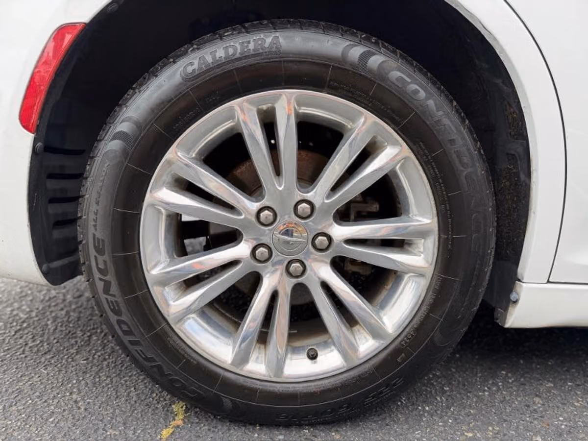 2017 Chrysler 300 Limited Image 19
