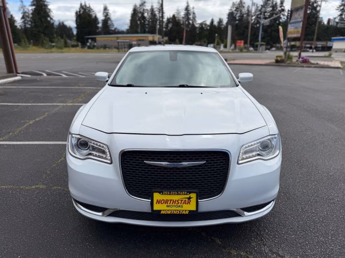 2017 Chrysler 300 Limited Image 11