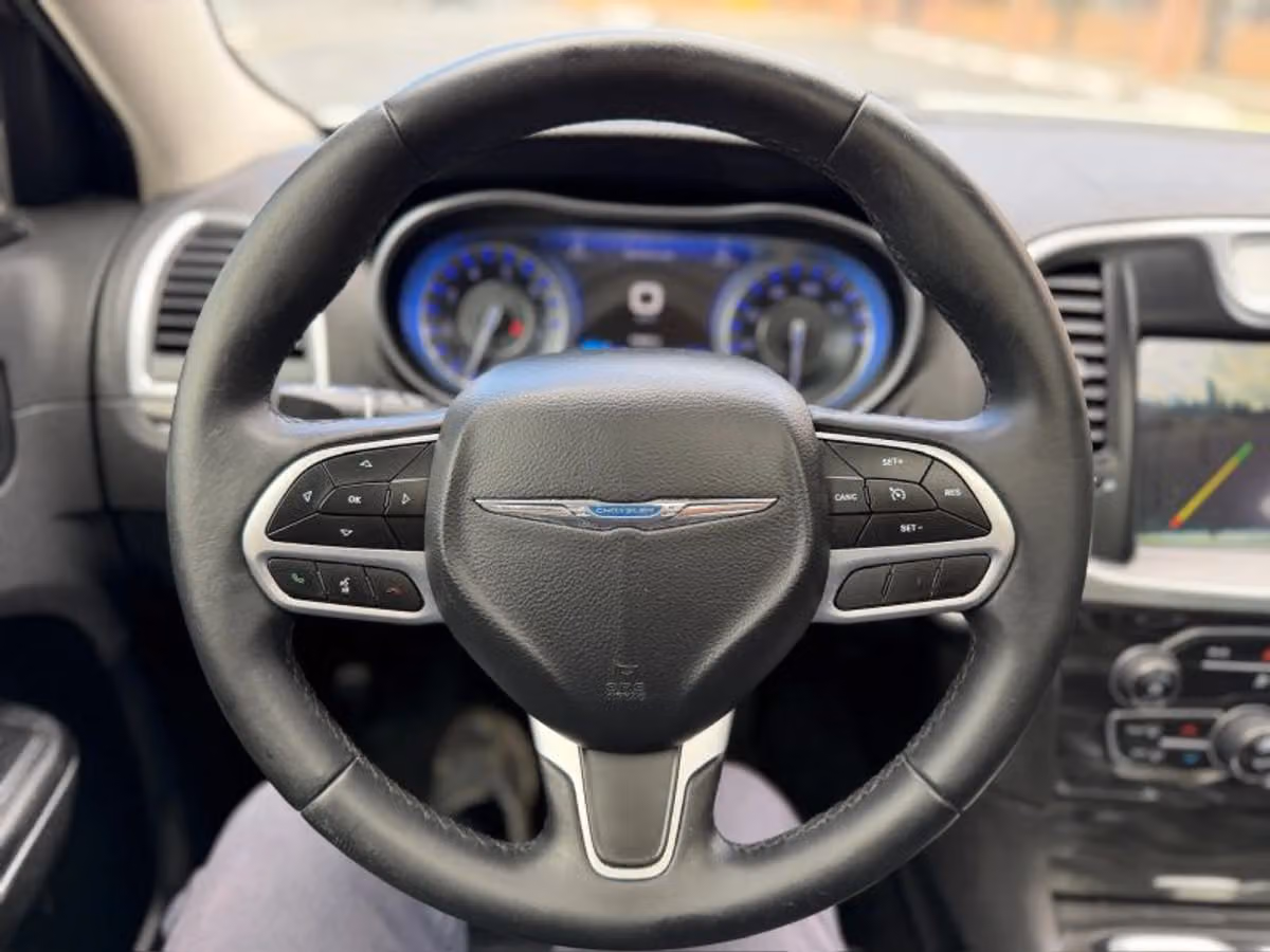 2017 Chrysler 300 Limited Image 38