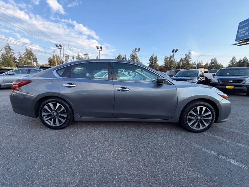 2017 Nissan Altima 2.5 SV Image 6