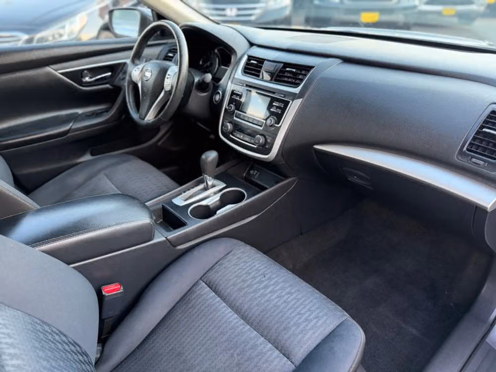 2017 Nissan Altima 2.5 SV Image 11