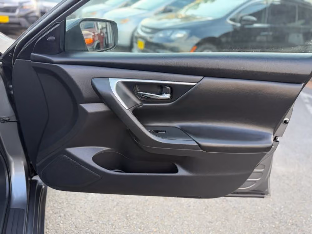 2017 Nissan Altima 2.5 SV Image 14