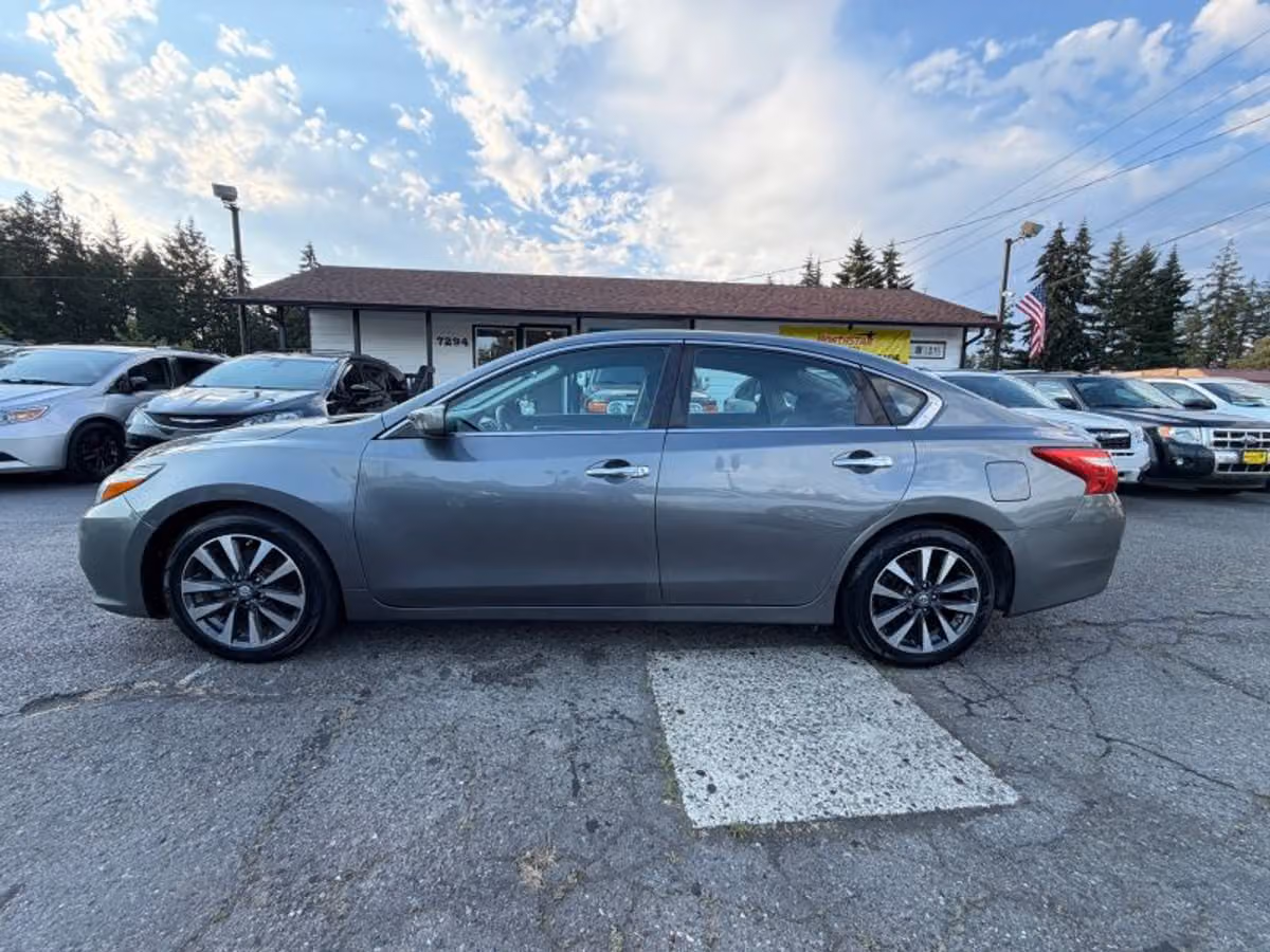 2017 Nissan Altima 2.5 SV Image 2