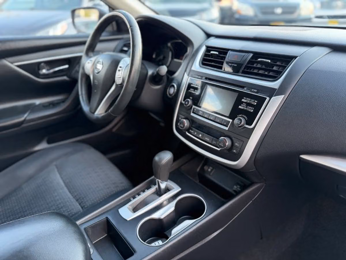 2017 Nissan Altima 2.5 SV Image 10