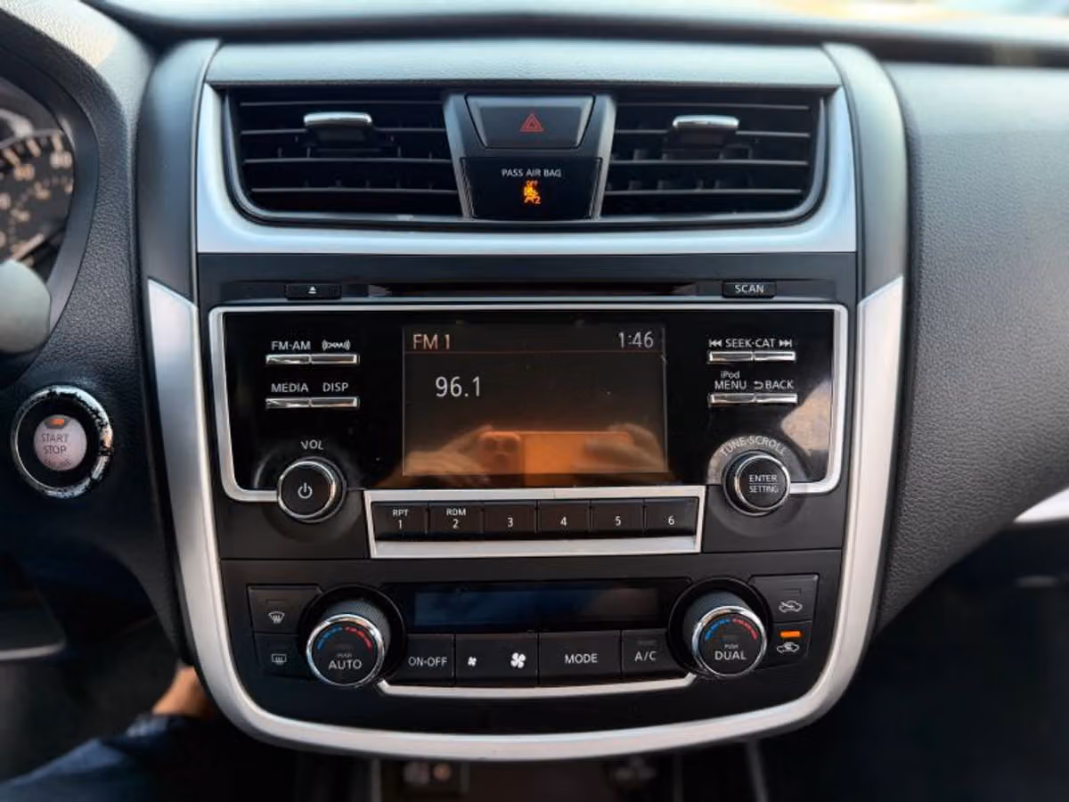 2017 Nissan Altima 2.5 SV Image 31
