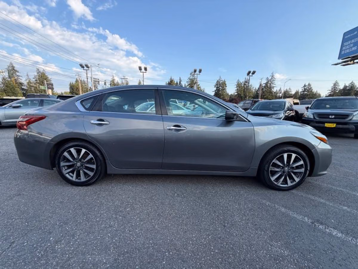 2017 Nissan Altima 2.5 SV Image 6