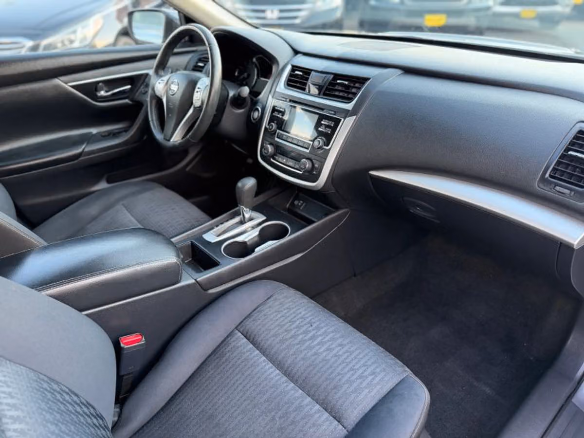 2017 Nissan Altima 2.5 SV Image 11