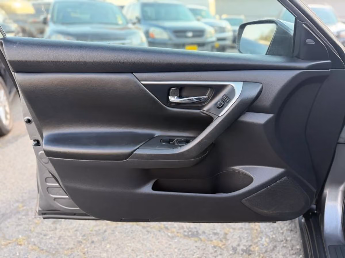 2017 Nissan Altima 2.5 SV Image 23