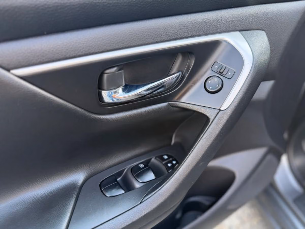 2017 Nissan Altima 2.5 SV Image 24