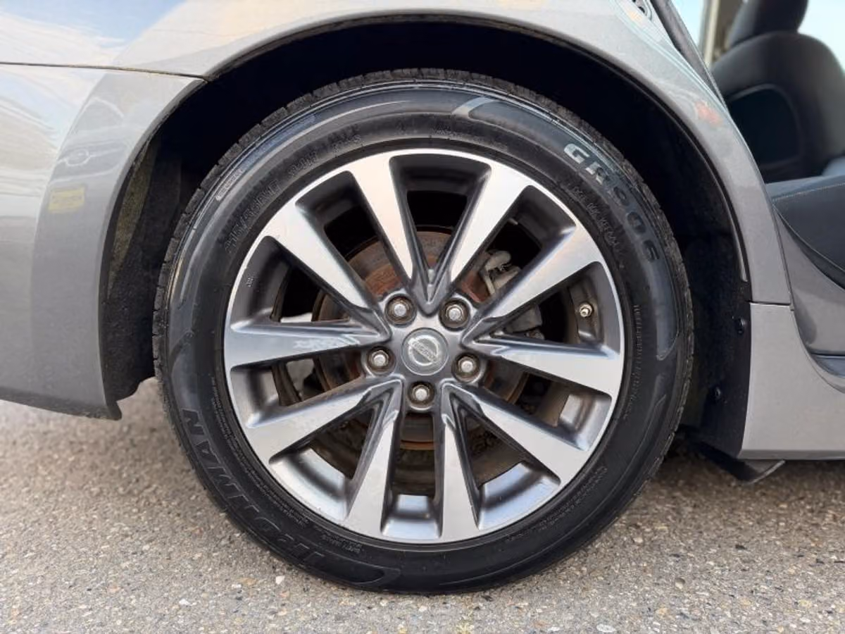 2017 Nissan Altima 2.5 SV Image 17