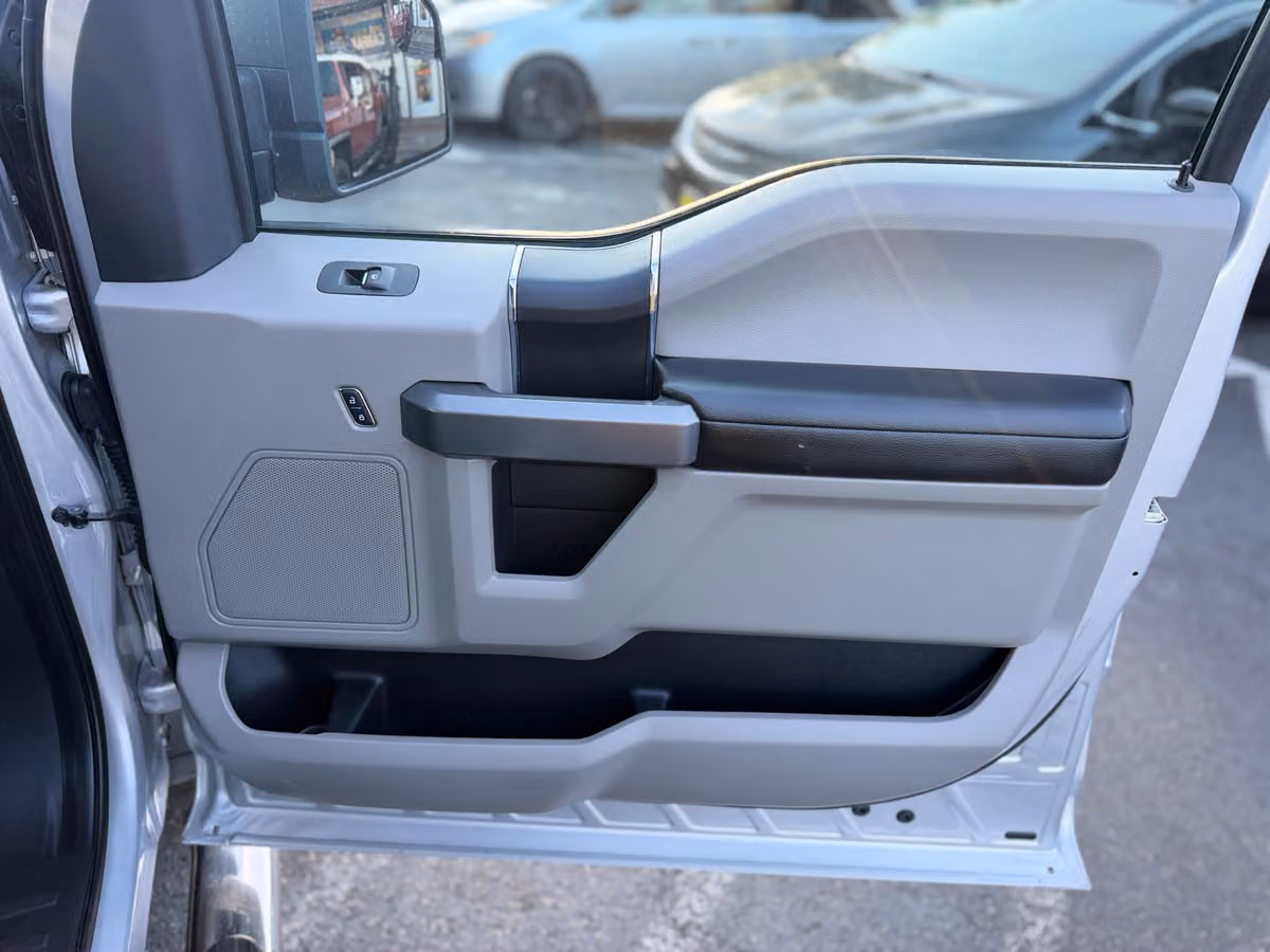 2017 Ford F-150 XLT SuperCrew Image 19