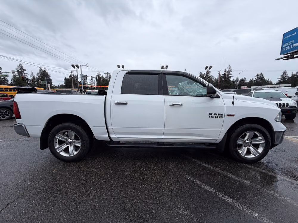 2015 Ram 1500 SLT Crew Cab Image 7