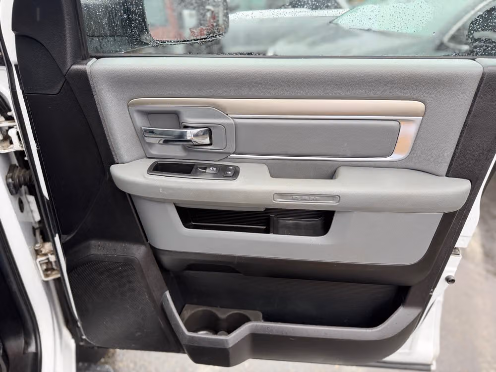 2015 Ram 1500 SLT Crew Cab Image 19