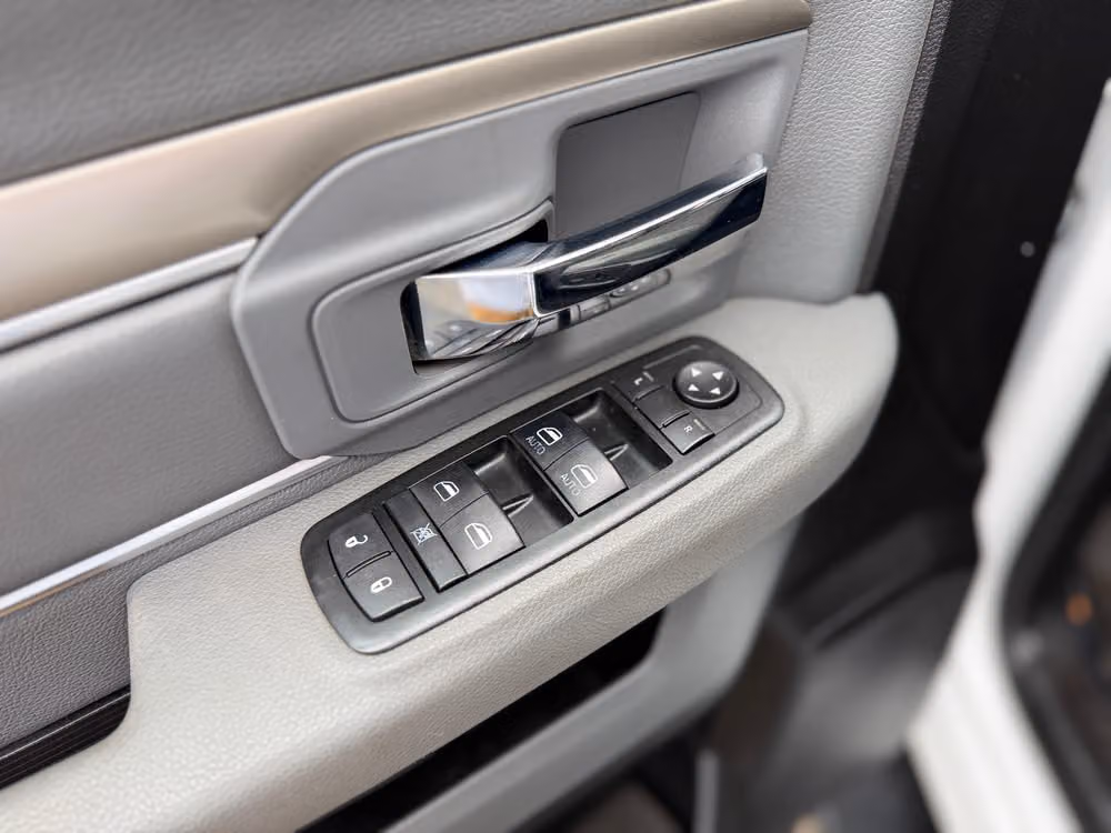 2015 Ram 1500 SLT Crew Cab Image 31