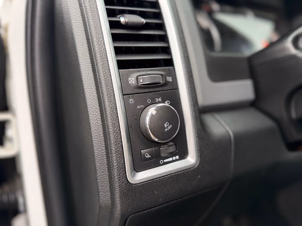 2015 Ram 1500 SLT Crew Cab Image 32