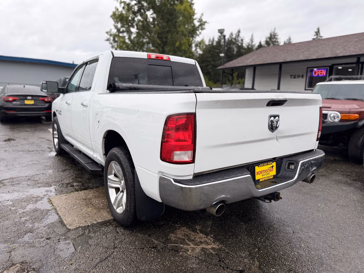 2015 Ram 1500 SLT Crew Cab Image 4