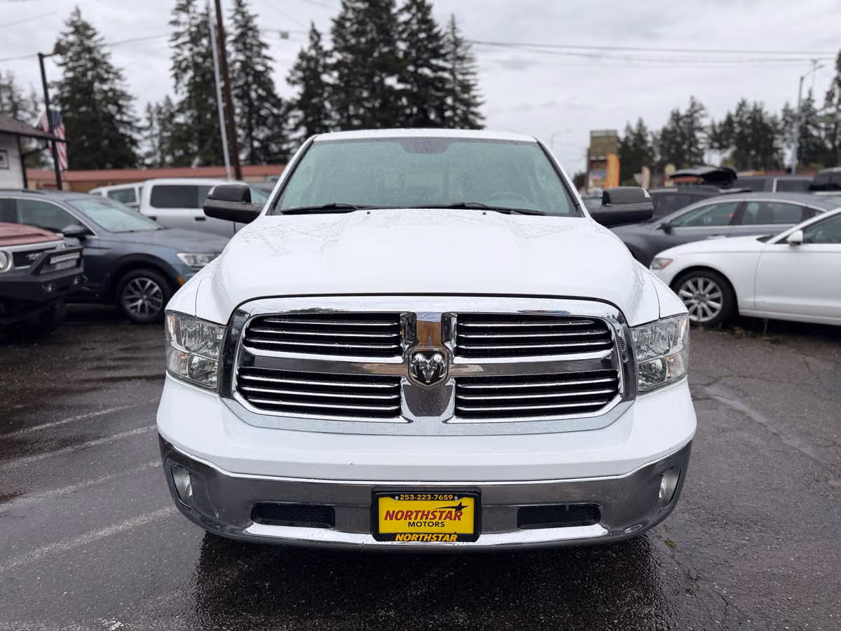 2015 Ram 1500 SLT Crew Cab Image 9