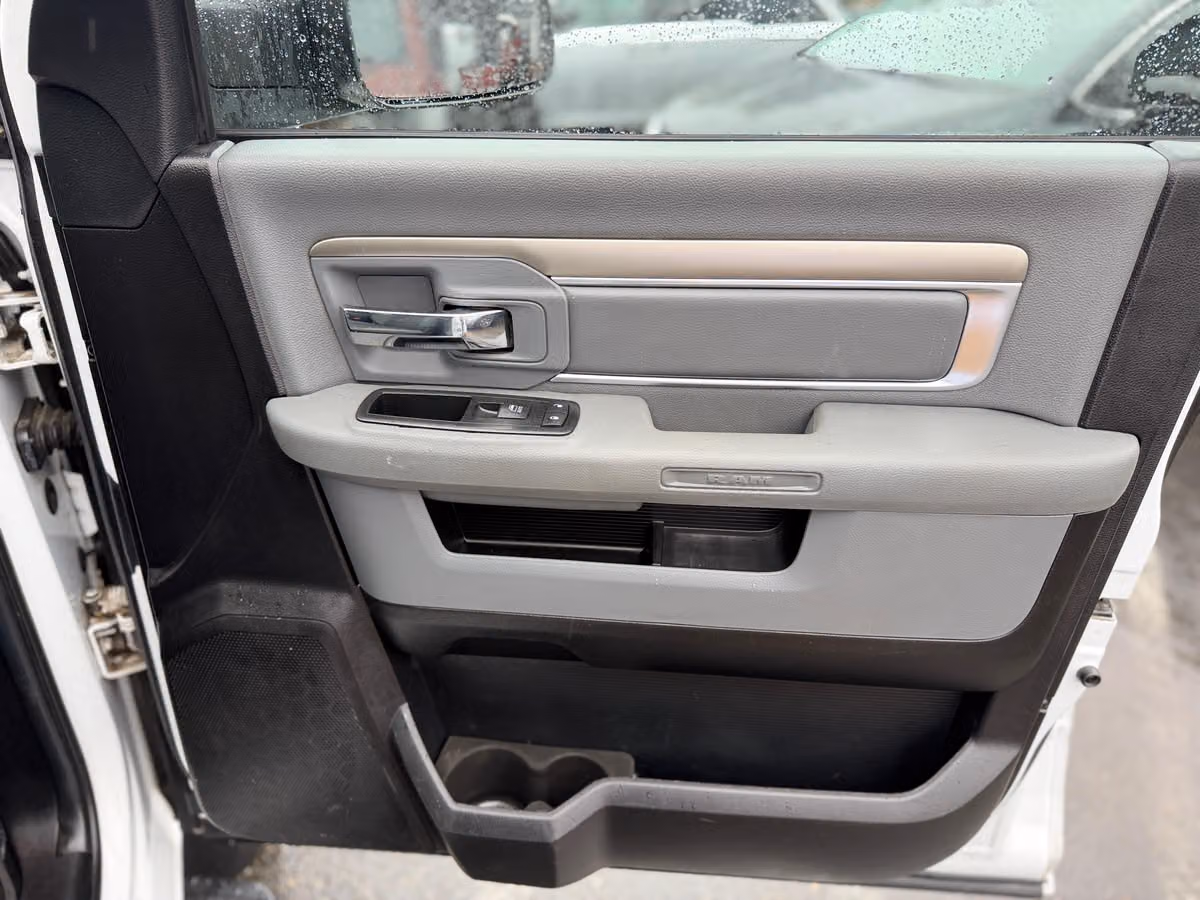 2015 Ram 1500 SLT Crew Cab Image 19