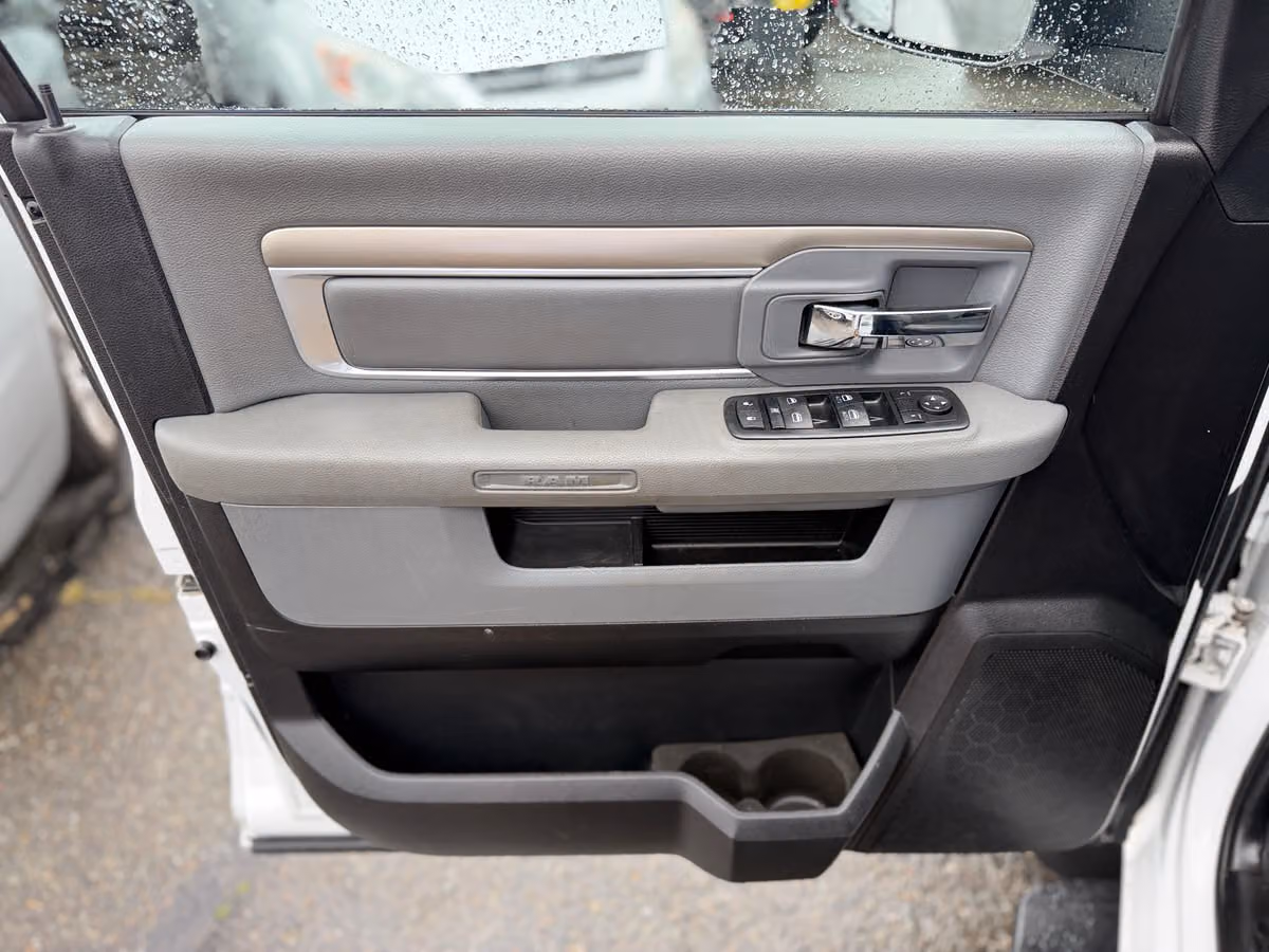 2015 Ram 1500 SLT Crew Cab Image 30