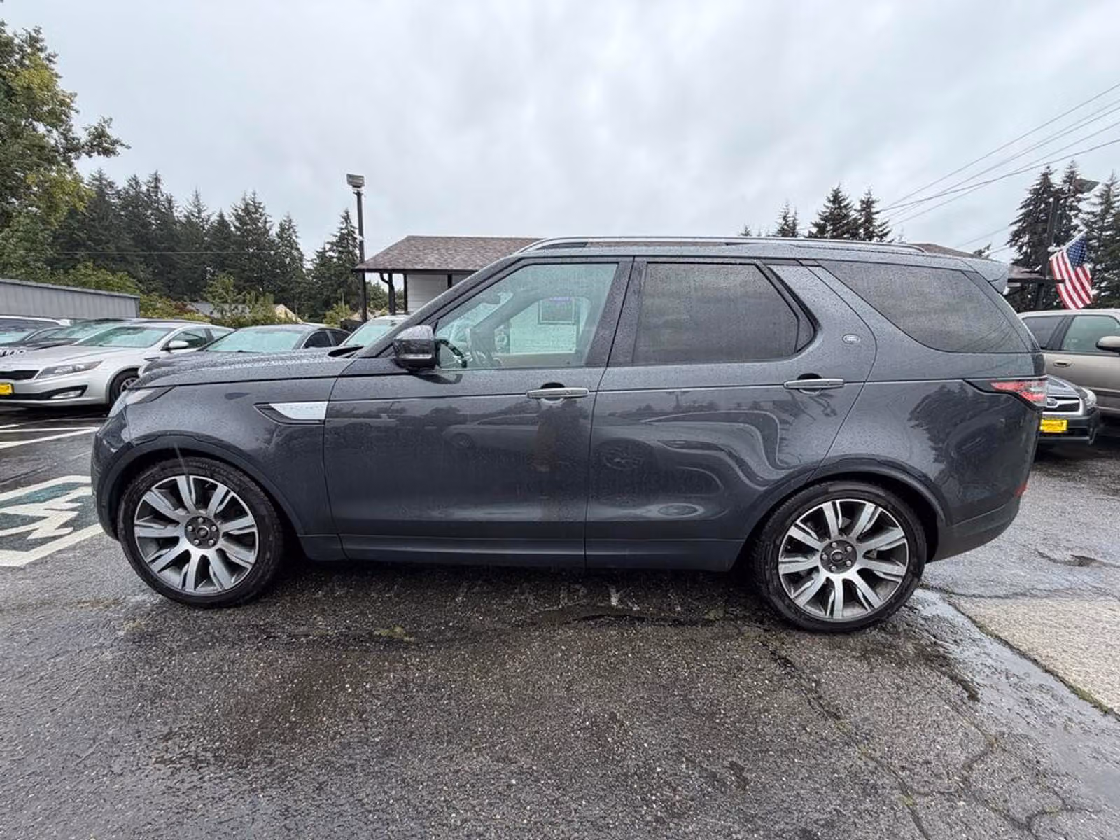 2017 Land Rover Discovery HSE Luxury Upper Image 2