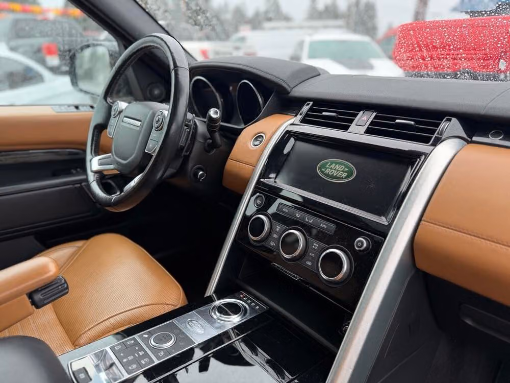 2017 Land Rover Discovery HSE Luxury Image 14