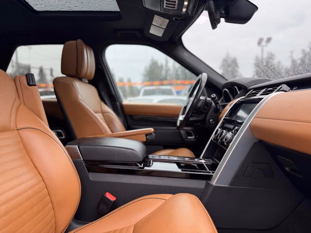2017 Land Rover Discovery HSE Luxury Image 16