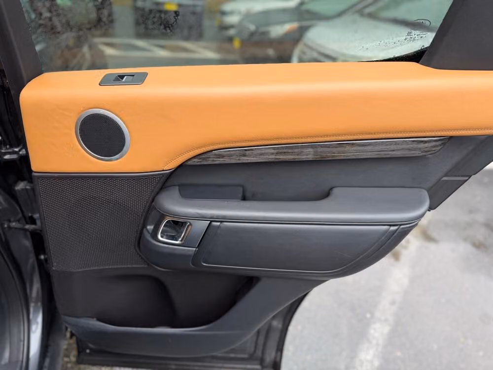 2017 Land Rover Discovery HSE Luxury Image 28