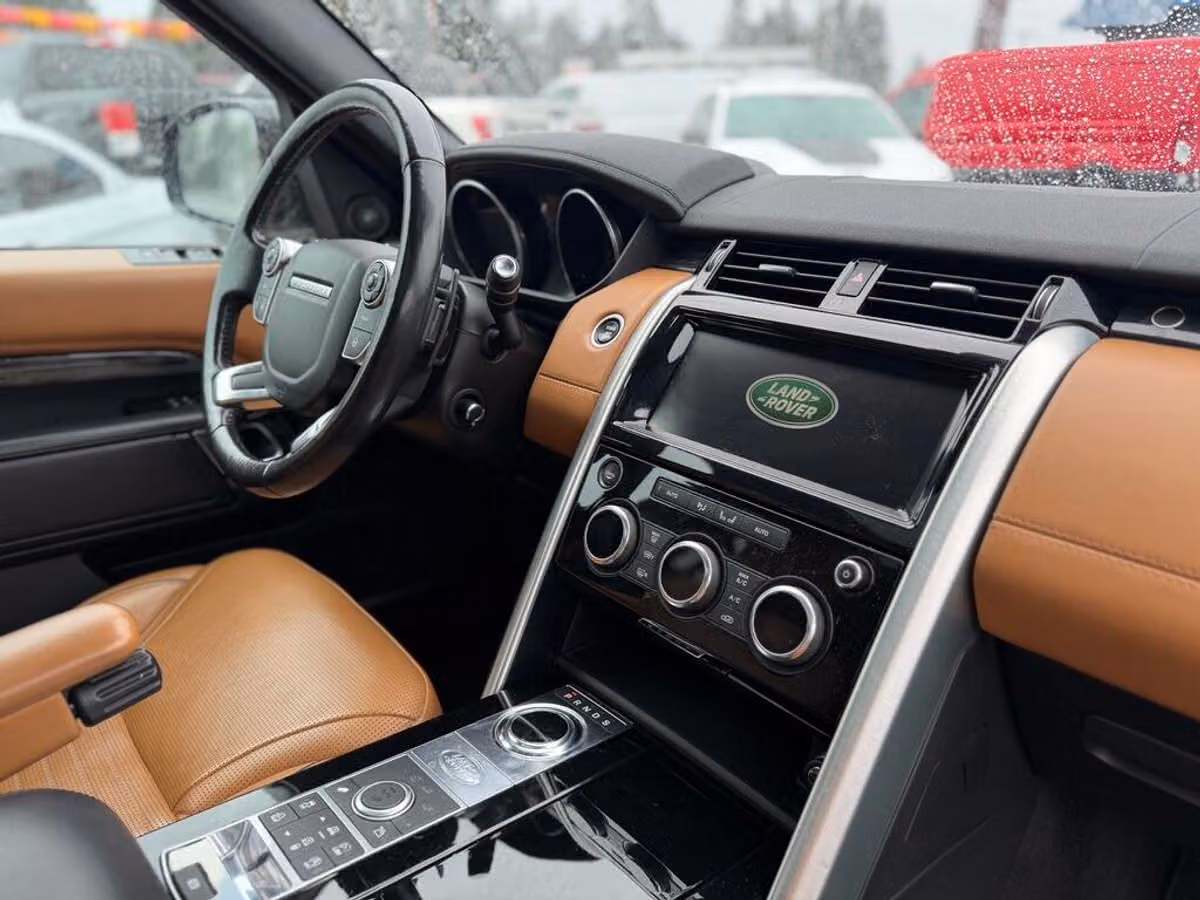 2017 Land Rover Discovery HSE Luxury Image 14
