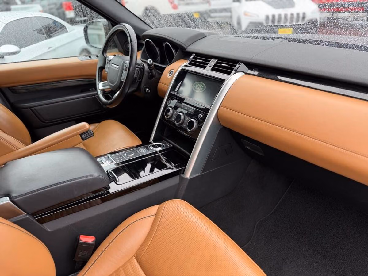 2017 Land Rover Discovery HSE Luxury Image 15
