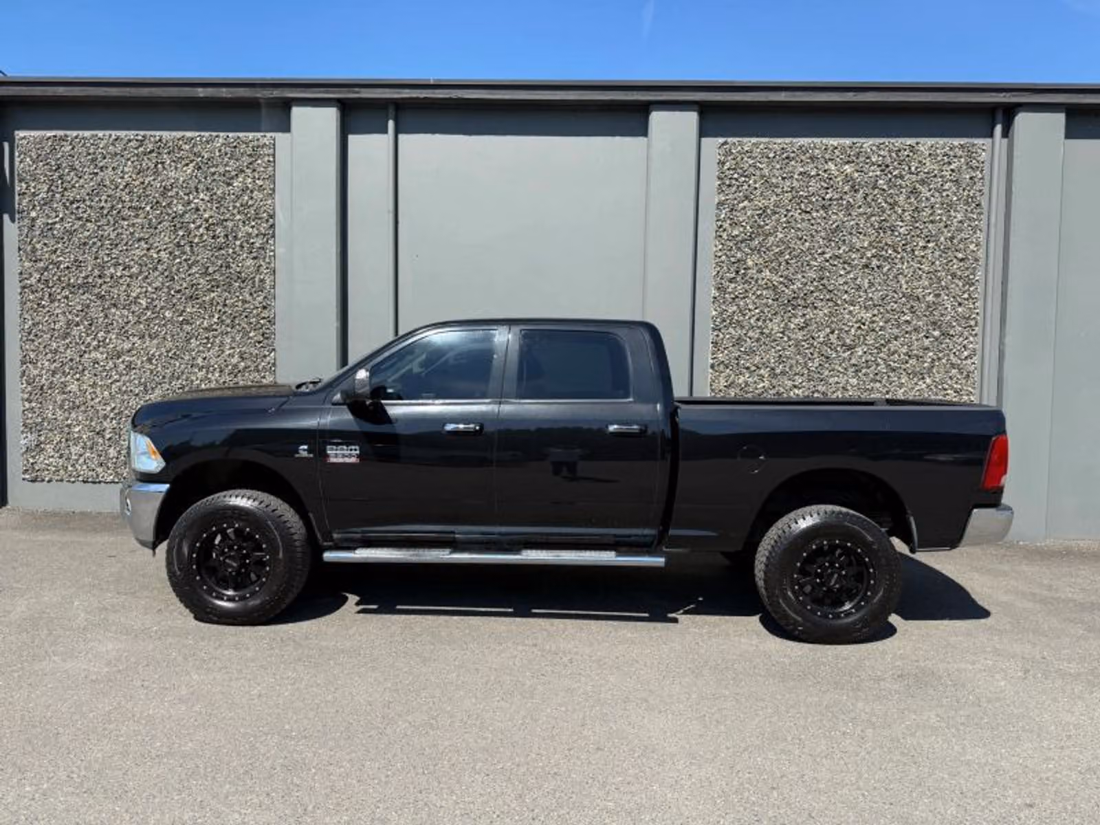 2011 Ram 3500 SLT Pickup 4D 6 1/3 ft Crew Cab Upper Image 2