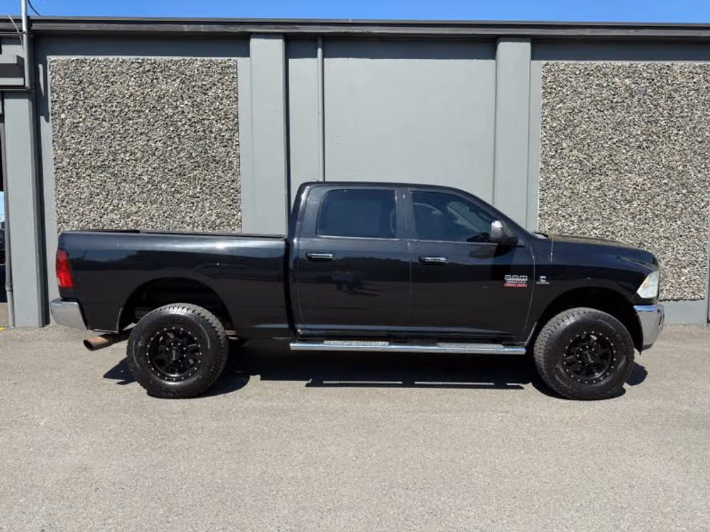 2011 Ram 3500 SLT Pickup 4D 6 1/3 ft Crew Cab Image 5