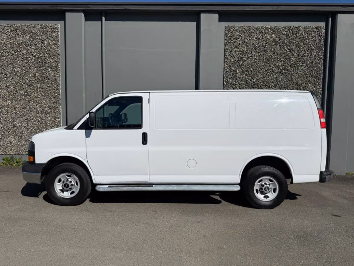 2015 GMC Savana 2500 Cargo Image 2