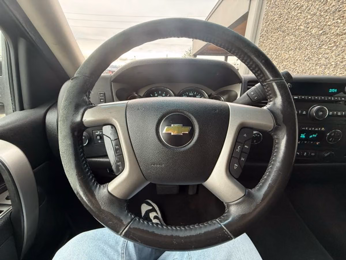 2013 Chevrolet Silverado 3500HD LT Pickup 4D 8 ft Extended Cab Image 9