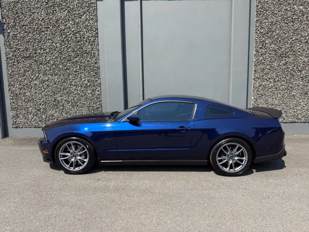 2012 Ford Mustang GT Premium Image 2