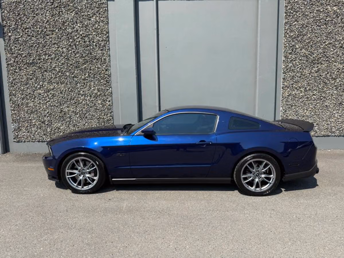 2012 Ford Mustang GT Premium Image 2