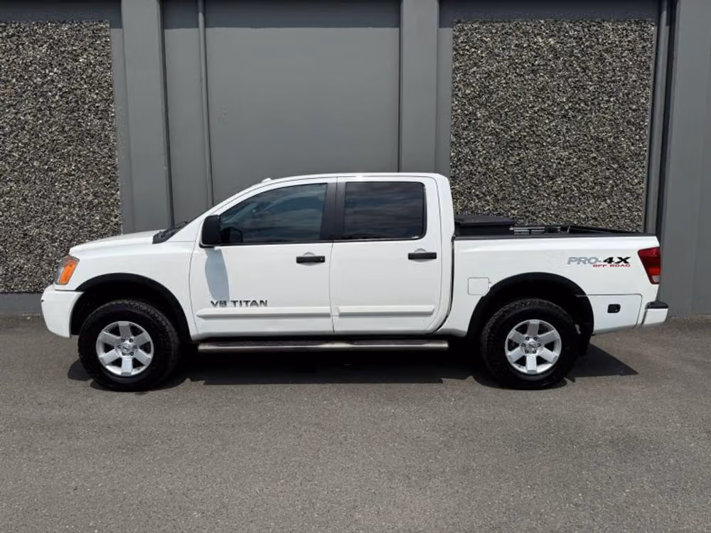 2011 Nissan Titan PRO-4X Crew Cab Image 2