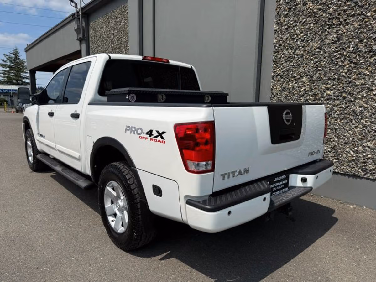 2011 Nissan Titan PRO-4X Crew Cab Image 3