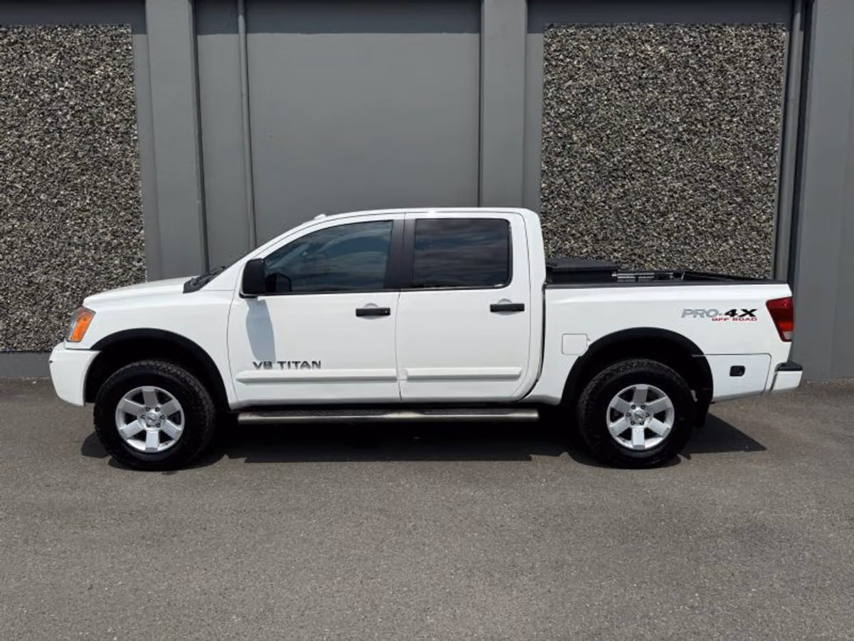 2011 Nissan Titan PRO-4X Crew Cab Image 2