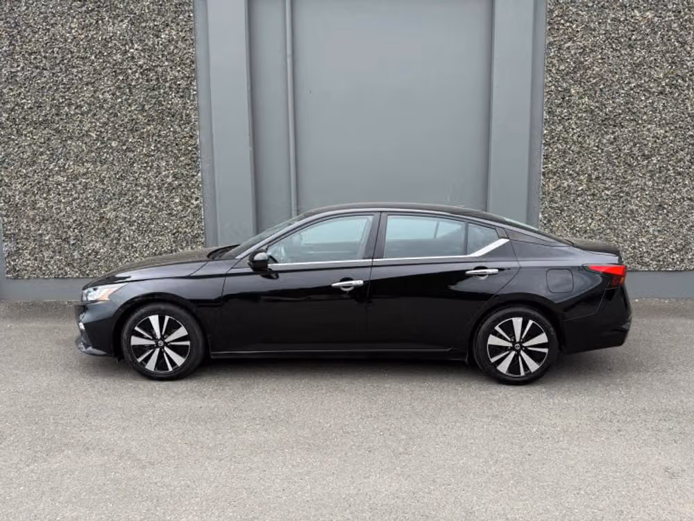 2022 Nissan Altima 2.5 SV Image 2
