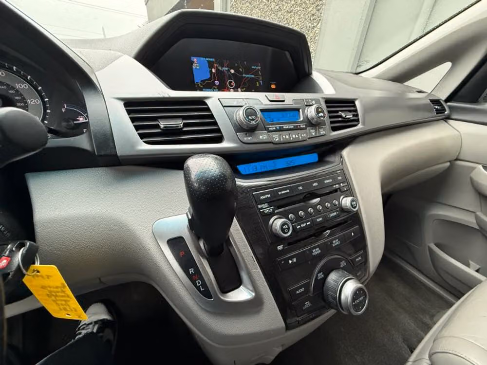 2011 Honda Odyssey Touring Elite Minivan 4D Passenger Image 11