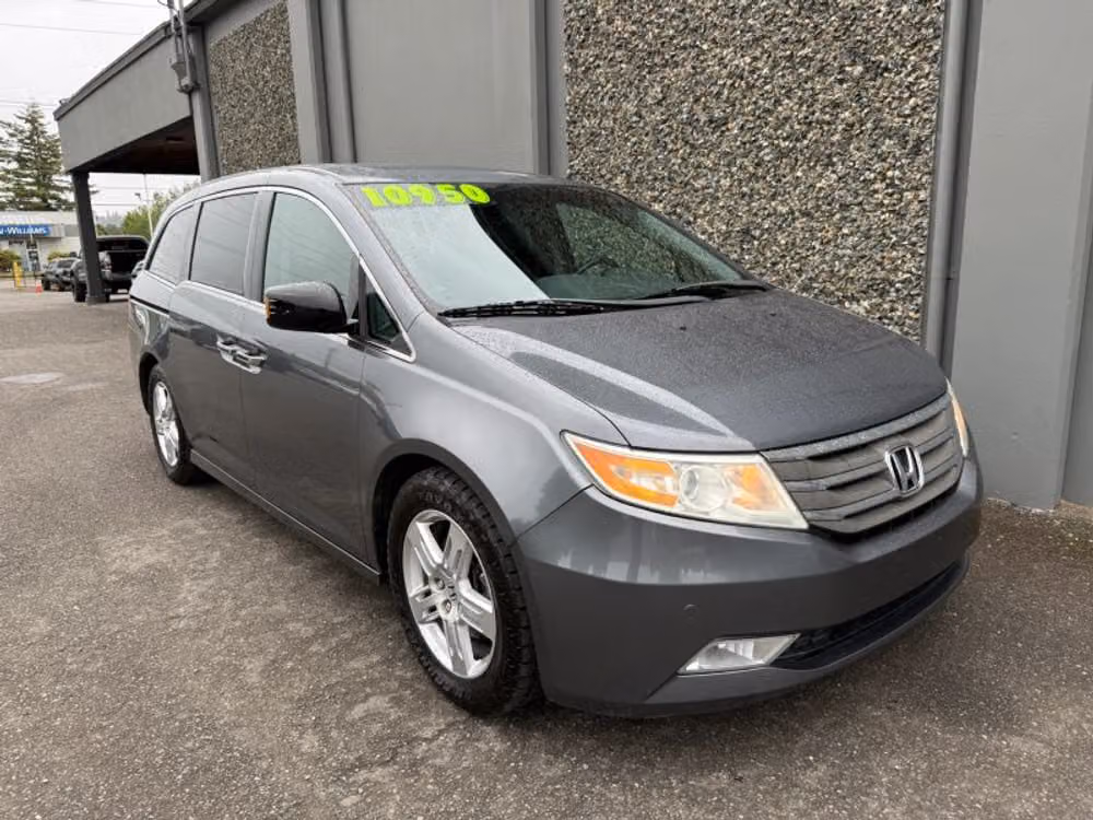 2011 Honda Odyssey Touring Elite Minivan 4D Passenger Image 4