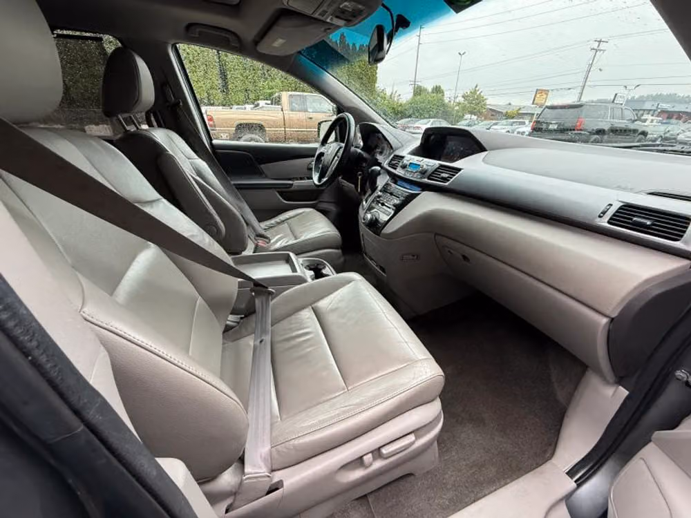 2011 Honda Odyssey Touring Elite Minivan 4D Passenger Image 14