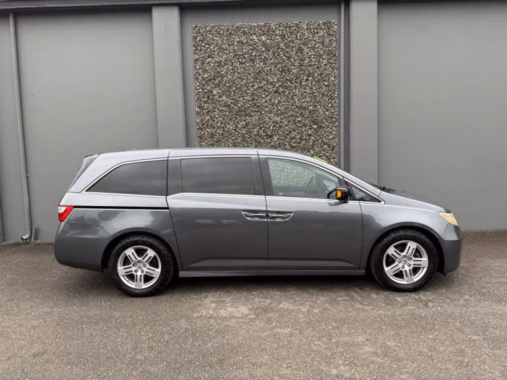 2011 Honda Odyssey Touring Elite Minivan 4D Passenger Image 5