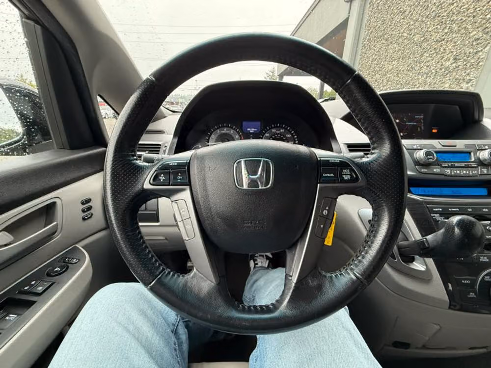 2011 Honda Odyssey Touring Elite Minivan 4D Passenger Image 9