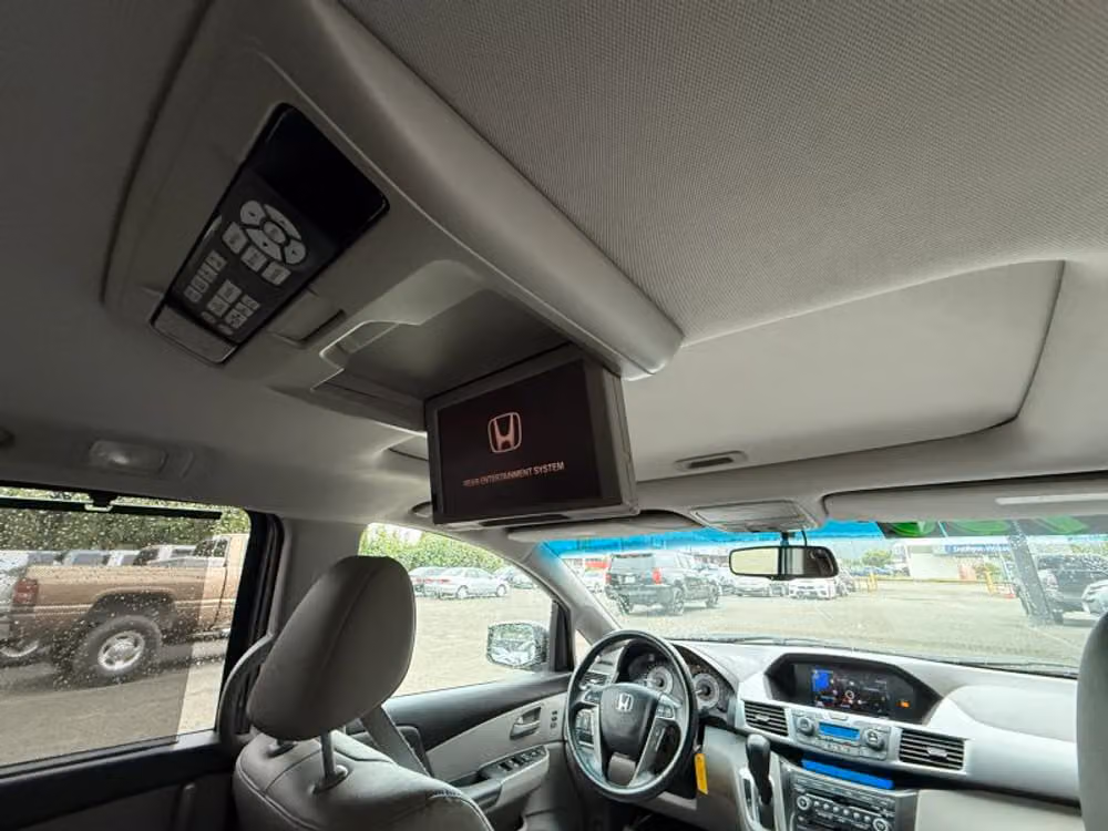 2011 Honda Odyssey Touring Elite Minivan 4D Passenger Image 19