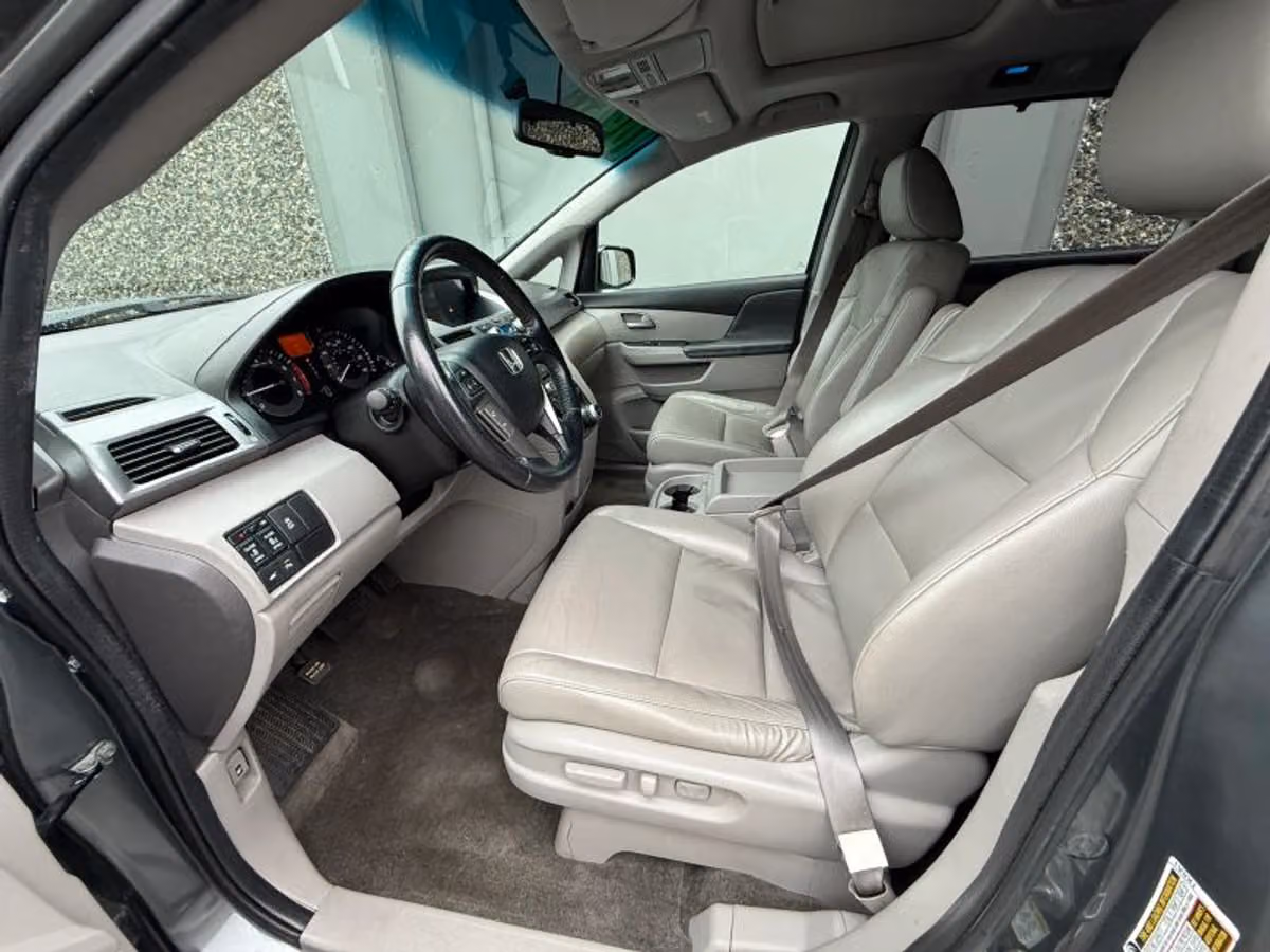 2011 Honda Odyssey Touring Elite Minivan 4D Passenger Image 13